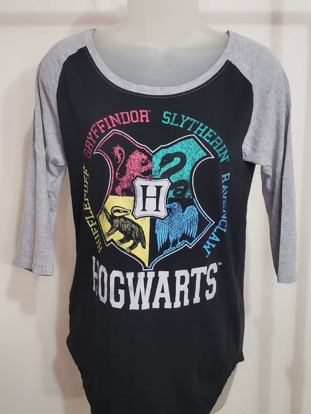 Warner Bros. Hogwarts Crest Raglan Tee - Black & Gray